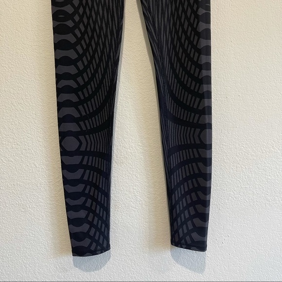 ALO YOGA Airbrush Engineered Print Leggings Size S - Picture 6 of 9